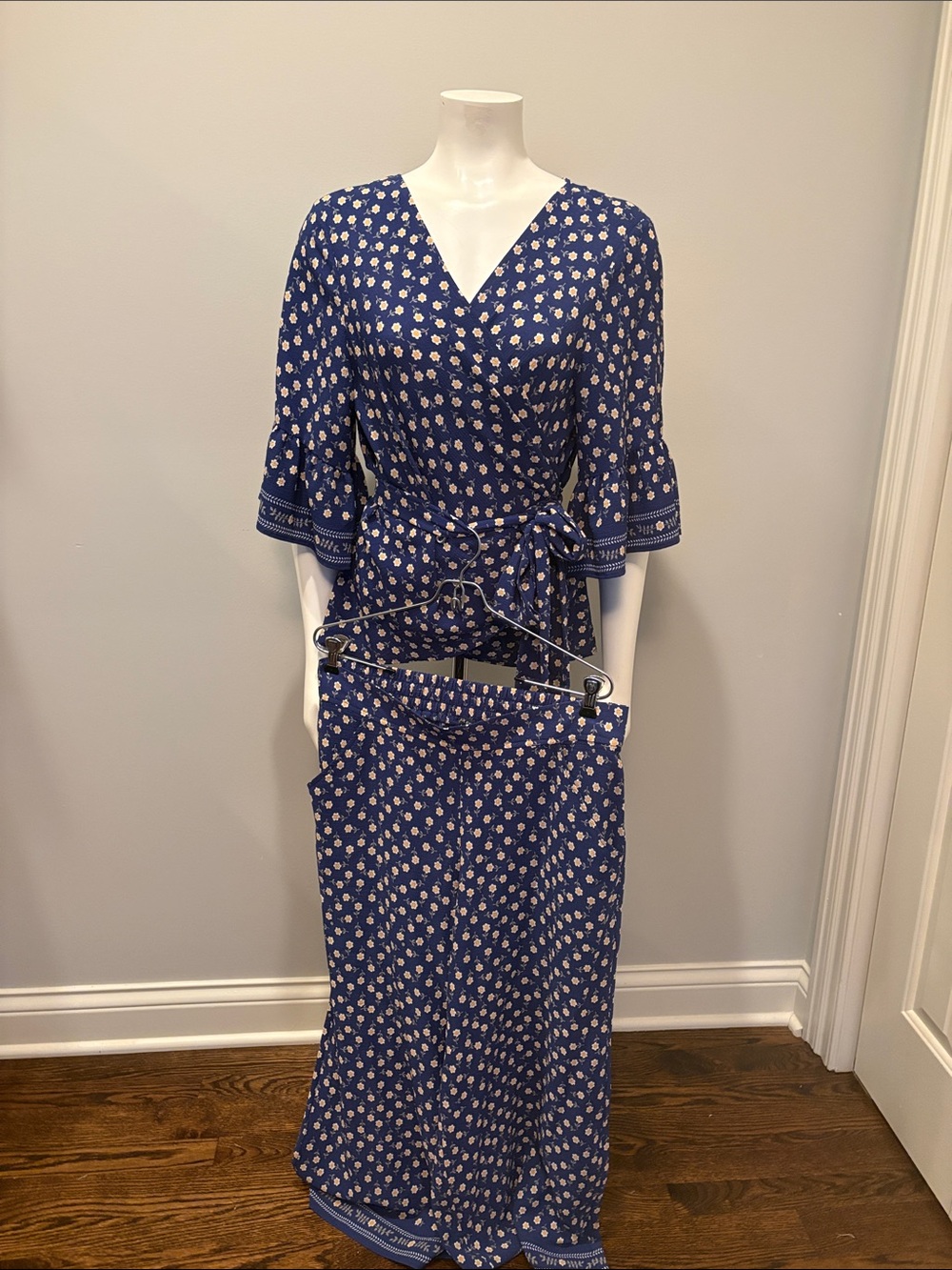 Max Edition Blue Floral Matching Top and Pants Set with Cream Daisy Blooms New